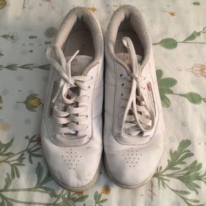 classic reebok white sneakers, size us 7.5 women